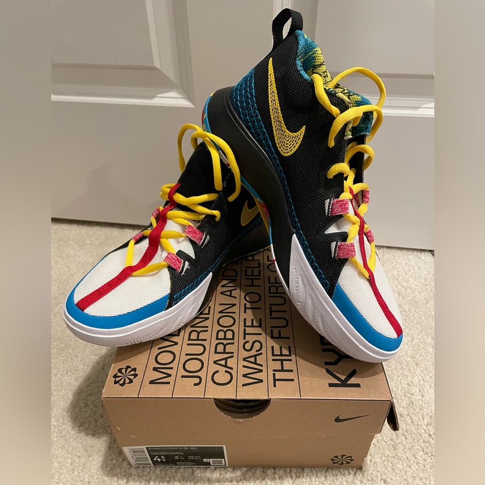 NIB- KYRIE FLYTRAP VI SE - boys sz 4.5